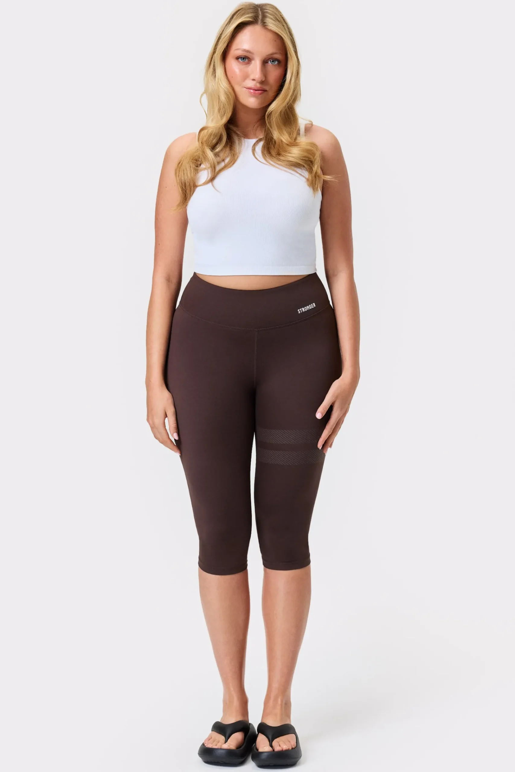 Online STRONGER Signature Capri Legging Black Coffee