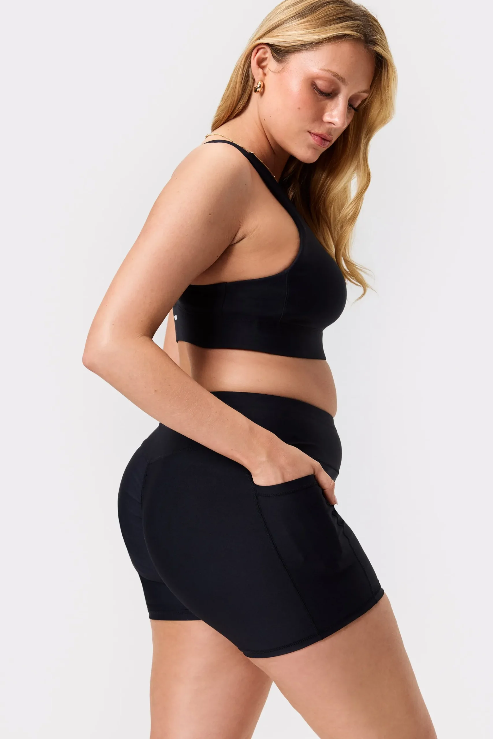 Discount STRONGER Signature Pocket Contouring Shorts Black